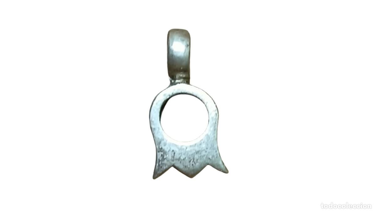 Joyeria: COLGANTE VINTAGE - TULIP&Aacute;N CON AGUJERO CIRCULAR - METAL PLATEADO - ANILLA SUPERIOR - A&Ntilde;OS 90-2000