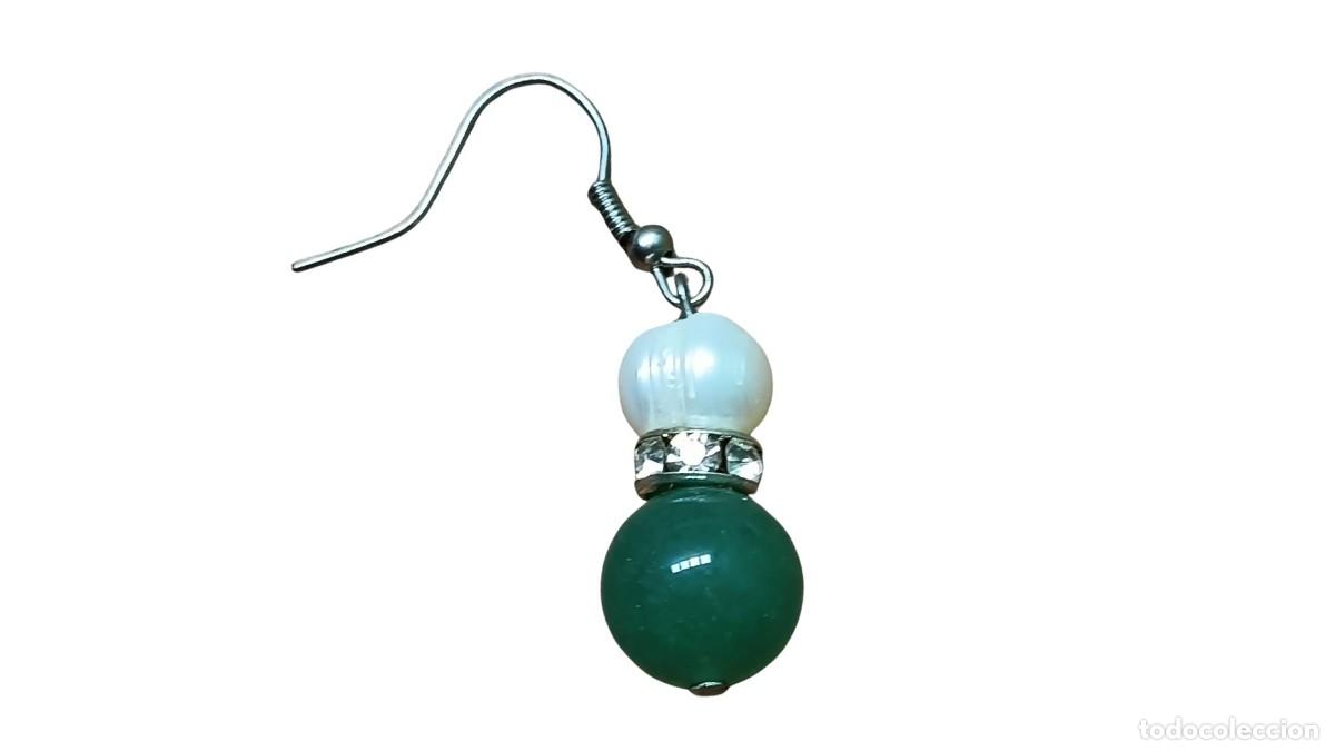 Joyeria: PENDIENTE VINTAGE - PERLA BLANCA Y BOLA VERDE CON ANILLO DE CRISTALES - GANCHO DE METAL - A&Ntilde;OS 90