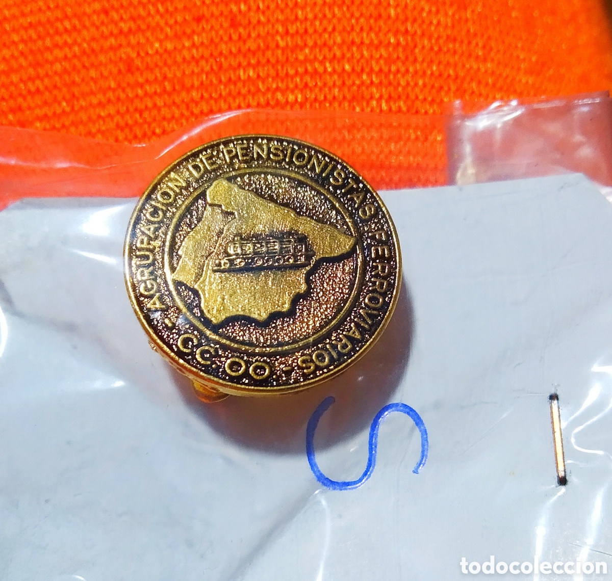 Joyeria: Insignia para ojal de la asociaci&oacute;n de pensionistas ferroviarios de CCOO