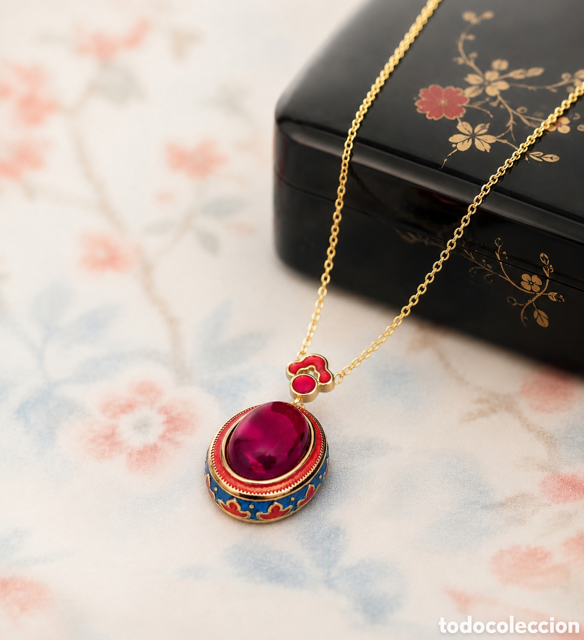 Joyeria: Collar con colgante de cloisonne rojo ba&ntilde;ado en oro dise&ntilde;o Art Nouveau