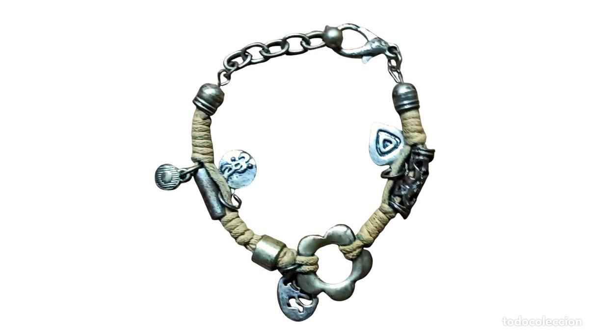 Joyeria: PULSERA BOHO CHIC - CORD&Oacute;N BEIGE ENVUELTO CON DIJES Y ABALORIOS DE METAL ENVEJECIDO - HECHA A MANO