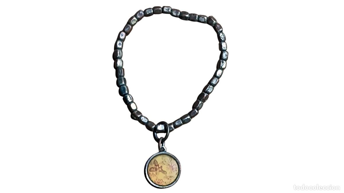 Joyeria: PULSERA VINTAGE - CUENTAS DE HEMATITES OSCURAS - COLGANTE CIRCULAR CON MOTIVO FLORAL