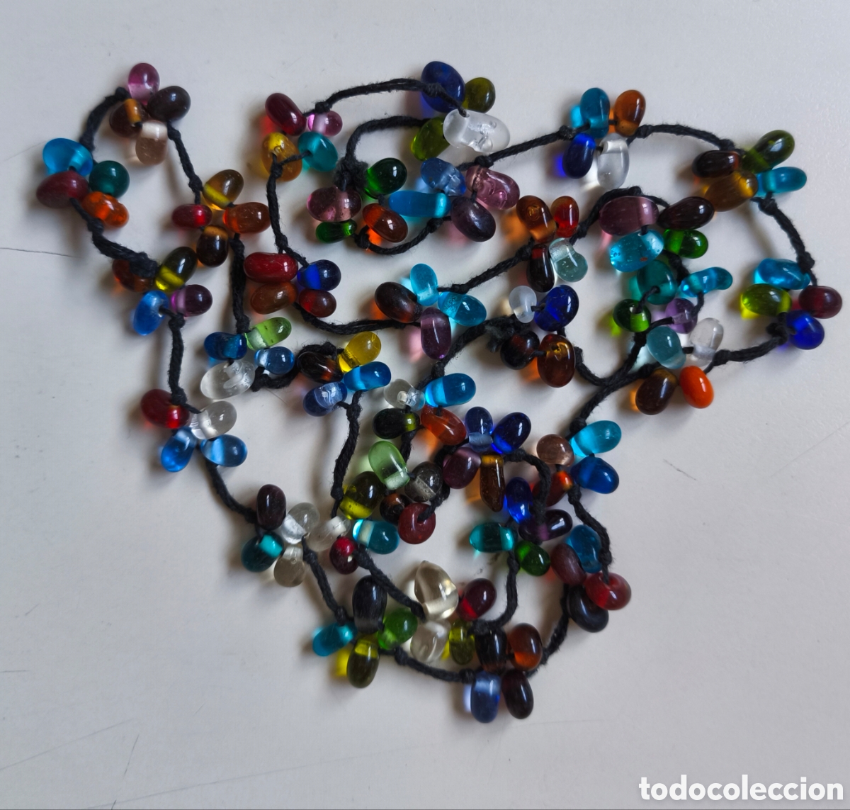 Joyeria: collar artesanal hecho con cuentas de vidrio soplado o fundido de m&uacute;ltiples colores