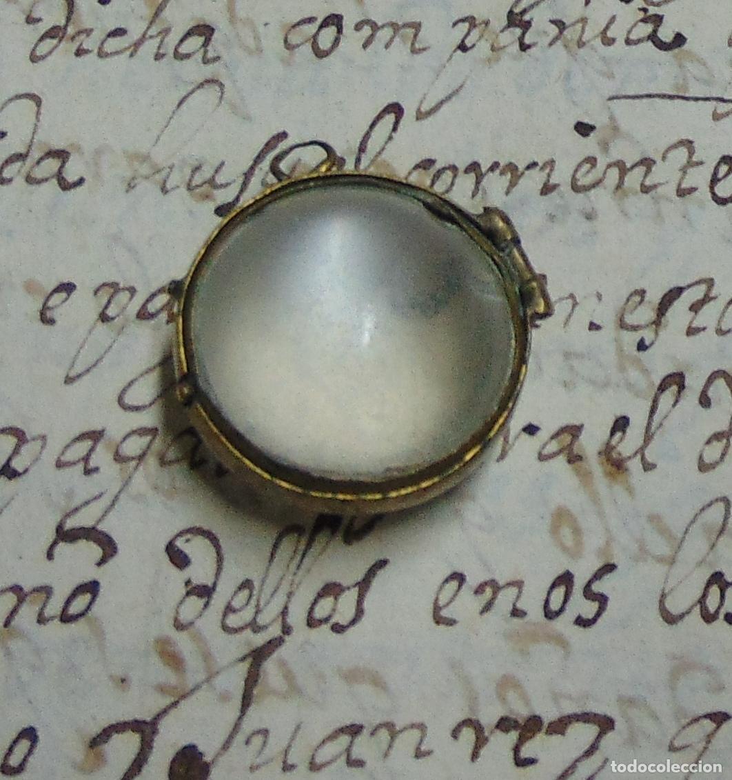 Joyeria: GUARDA PELOS , CRISTAL DE ROCA Y LATON, 2,5 CM DE DIAMETRO