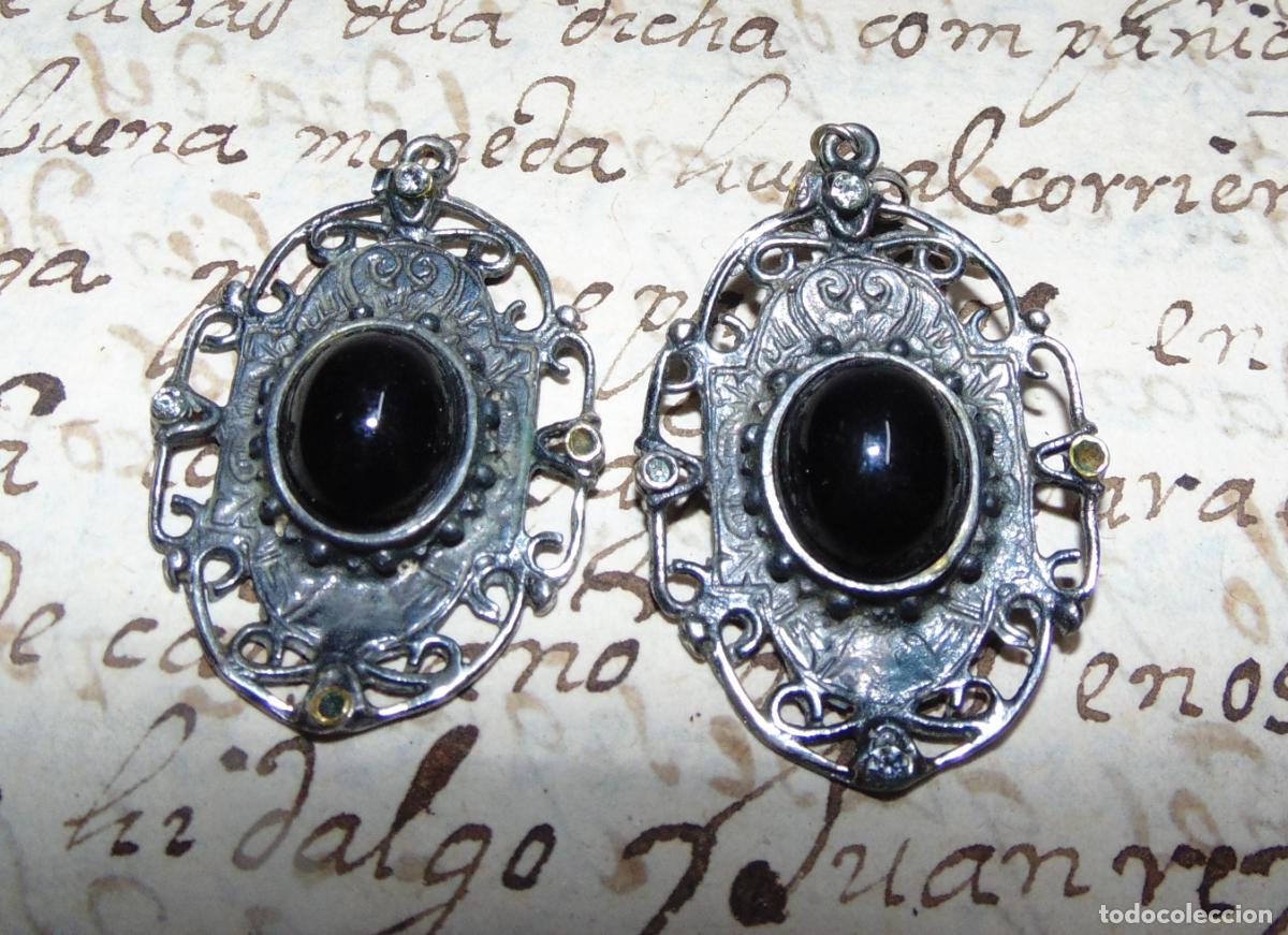 Joyeria: PAR DE PENDIENTES METALICOS CON PIEDRA NEGRA, A UNO LE FALTA UN ENGANCHE, 4x2,5CM