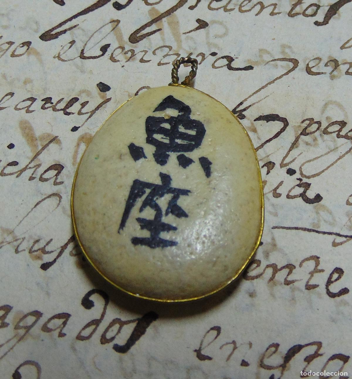 Joyeria: COLGANTE DE PIEDRA CON CARACTERES ASIATICOS, SIGNIFICA PISCIS