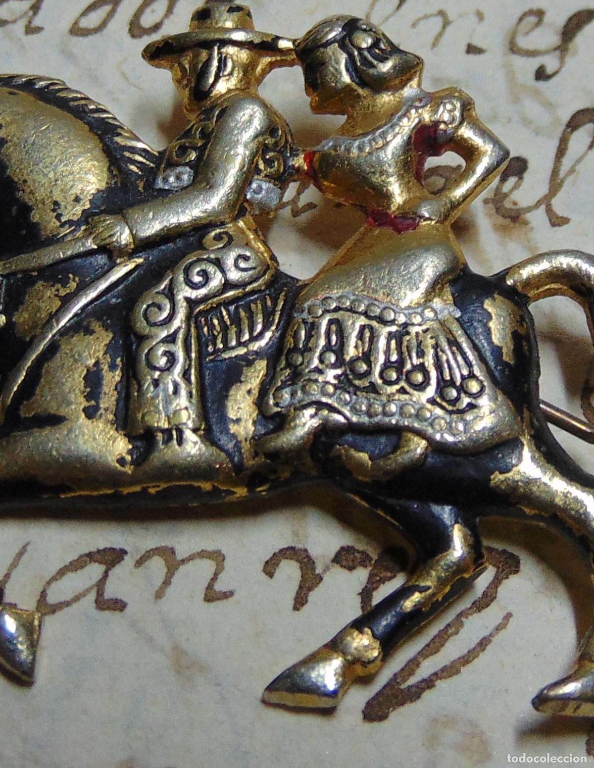 Joaillerie: BROCHE METALICO DE JINETE A CABALLO CON MUJER, 4x3,5CM