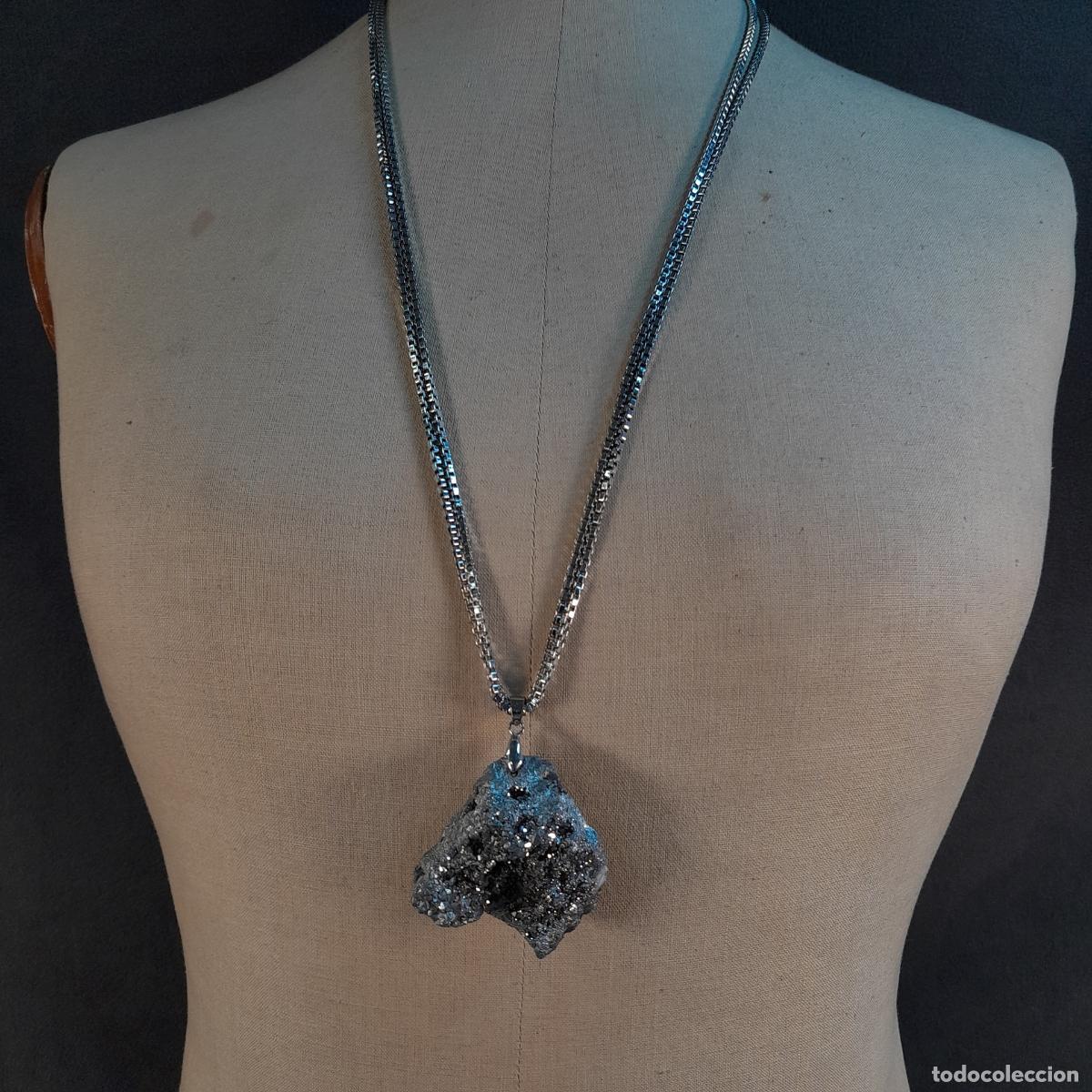 Joyeria: J-4607. COLLAR CON COLGANTE DE GEODA MINERAL EN CADENA DE METAL PLATEADO. S.XX - S. XXI
