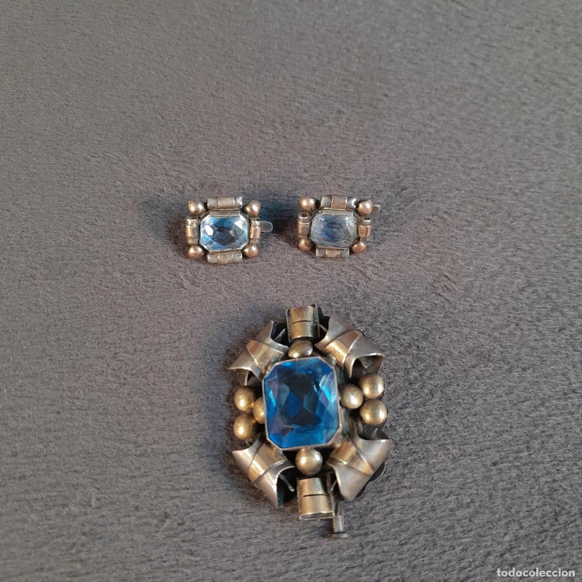 Joyeria: J-4611. JUEGO DE BROCHE Y PENDIENTES EN PLATA Y CRISTAL AZUL FACETADO. 1940 - 1950