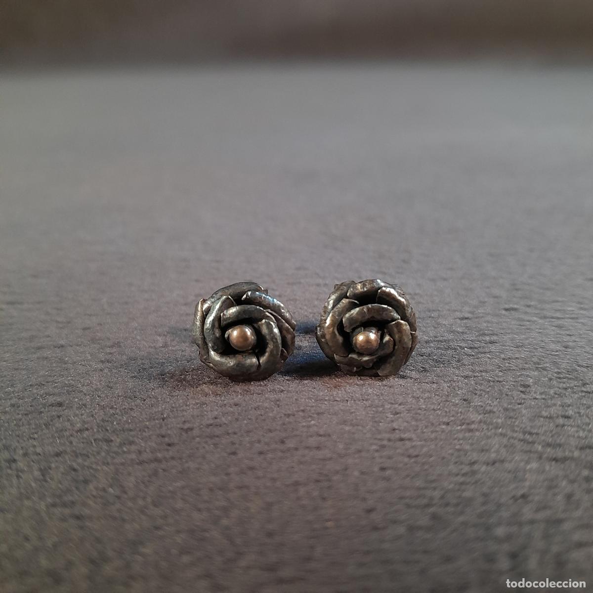 Joyeria: J-4613. PAREJA DE PENDIENTES DE TIPO BOT&Oacute;N EN PLATA CON FORMA DE ROSA. SEGUNDA MITAD DEL S. XX