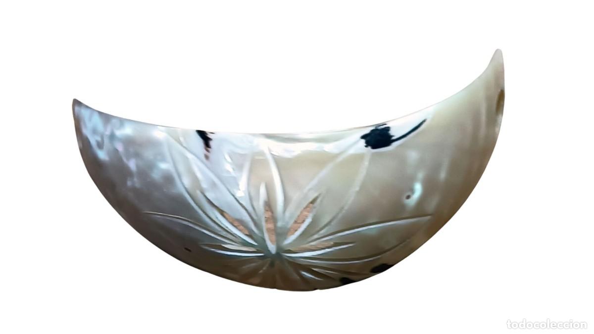 Joyeria: COLGANTE DE N&Aacute;CAR NATURAL TALLADO A MANO - FORMA DE MEDIA LUNA - FLOR CALADA - ARTESANAL - A&Ntilde;OS 90