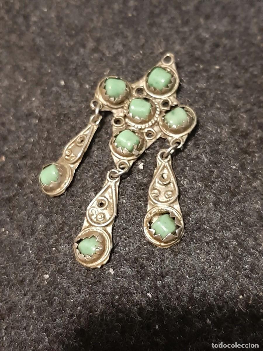 Joyeria: colgante , decoraci&oacute;n cruz con piedras verdes traje regional