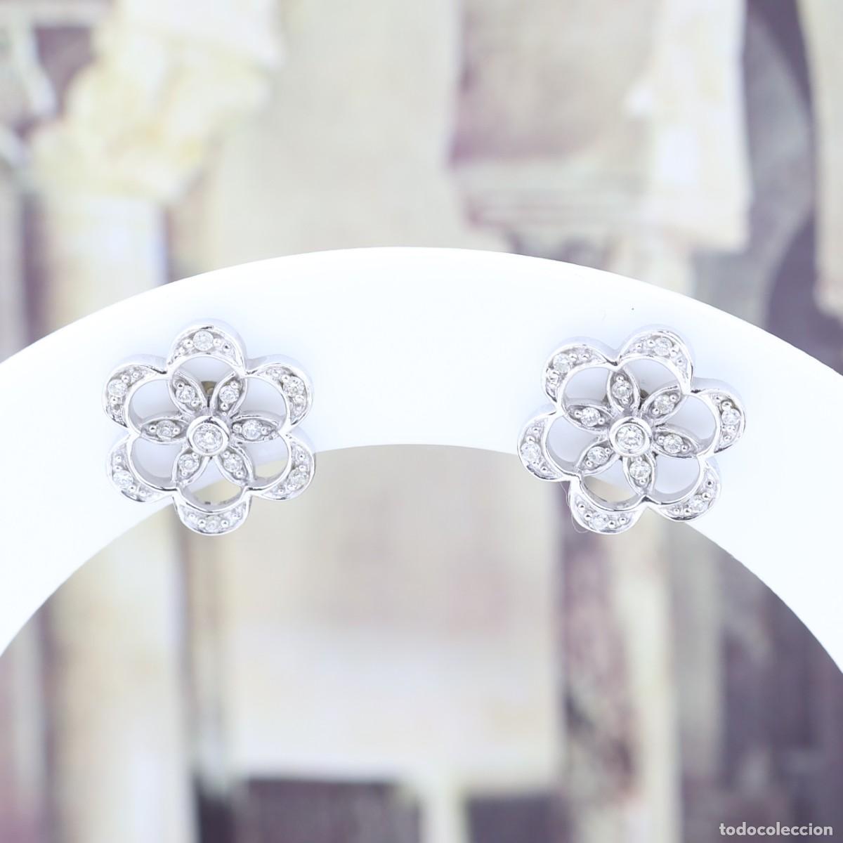 Joyeria: Pendientes de flor con diamantes en oro blanco 18K &ndash; 0,12 ct