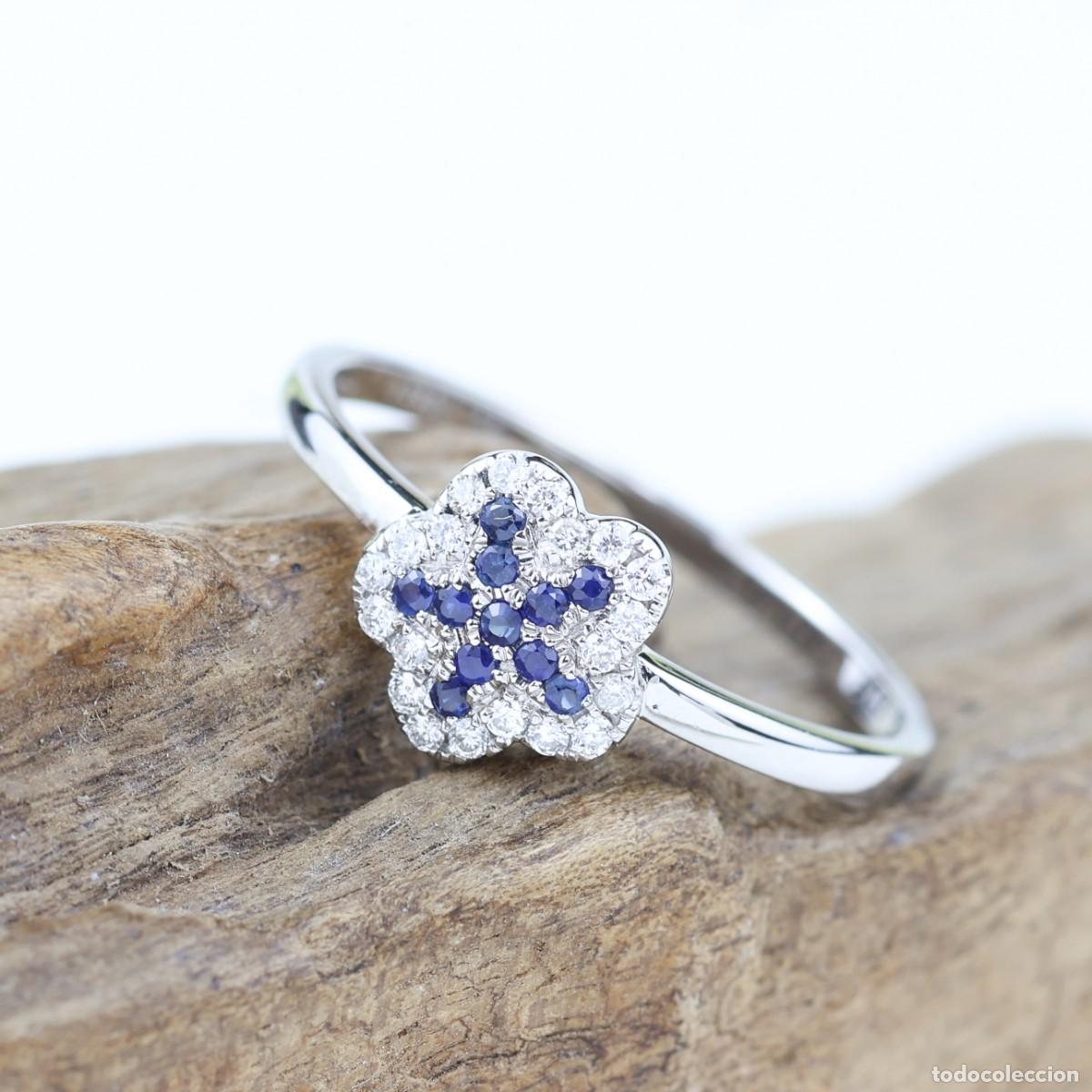 Joyeria: Anillo de zafiros azules y diamantes en oro blanco 18K &ndash; Dise&ntilde;o floral
