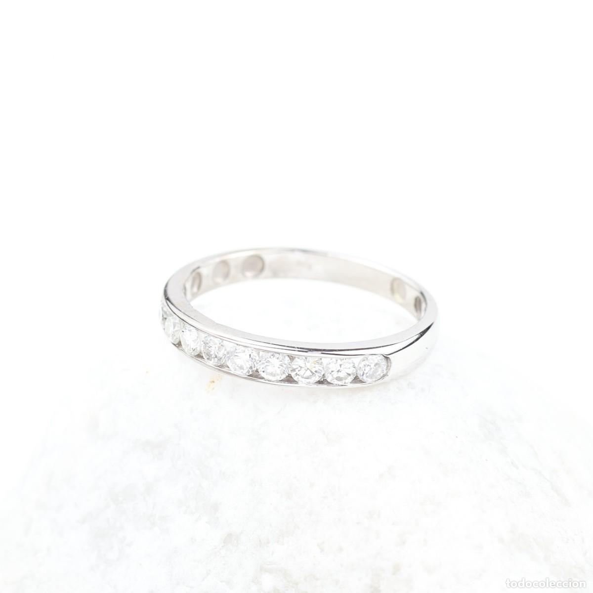 Joyeria: Anillo media alianza de 9 diamantes en oro blanco 18K &ndash; 0,45 ct