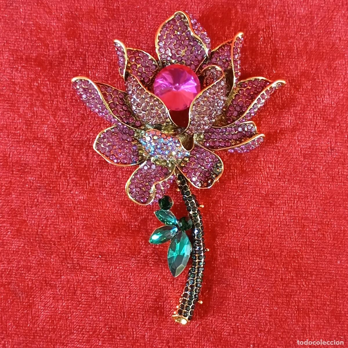 Joyeria: HERMOSO BROCHE CON FORMA DE FLOR DE LOTO - ACABADOS EN CRISTALES Y METAL DORADO - VINTAGE - 10 CM