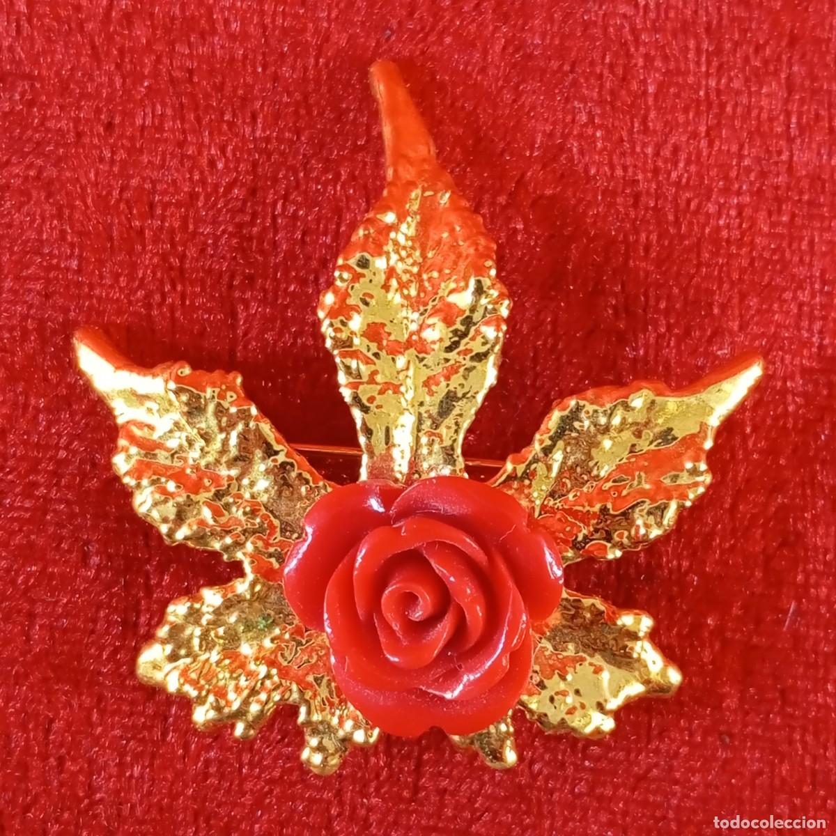 Joyeria: HERMOSO BROCHE DORADO EN FORMA DE FLOR DE ARCE - ACABADO METALIZADO - ROSA ROJA - VINTAGE - 5 CM