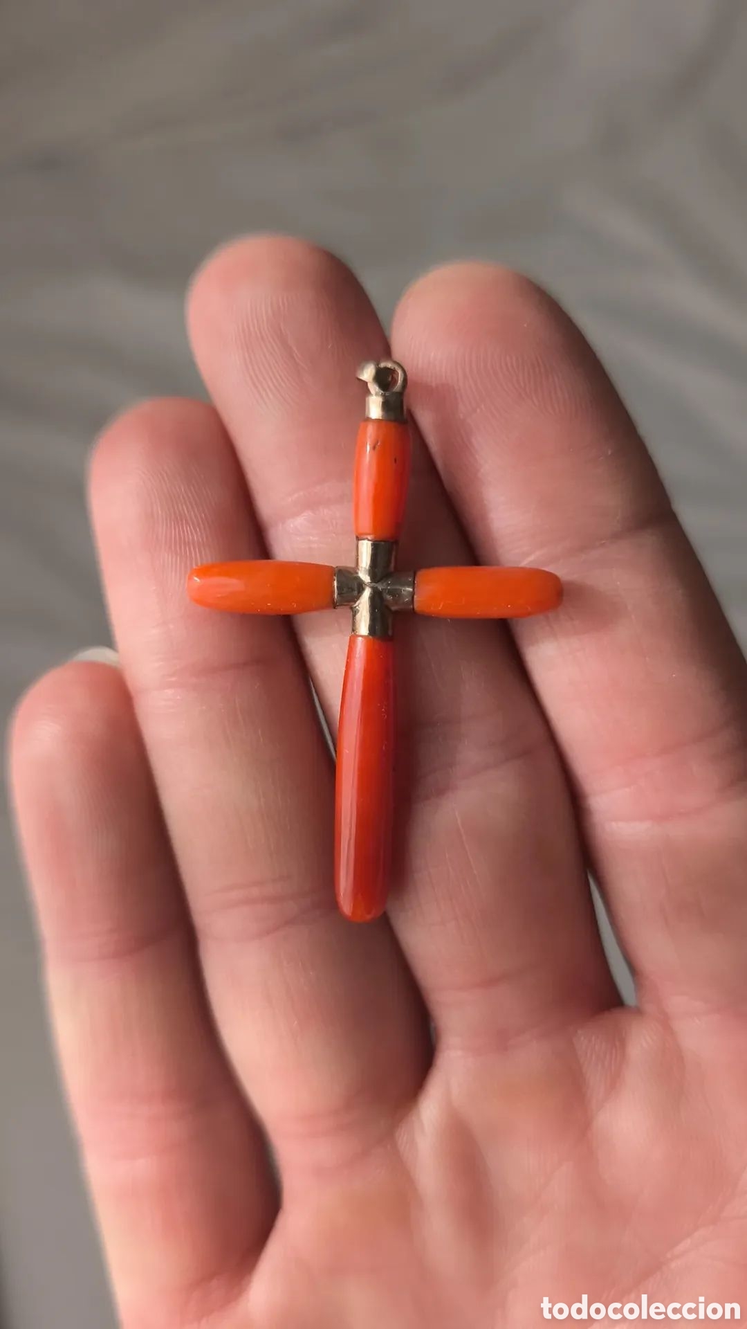 Joyeria: Cruz coral antigua engarzada en plata