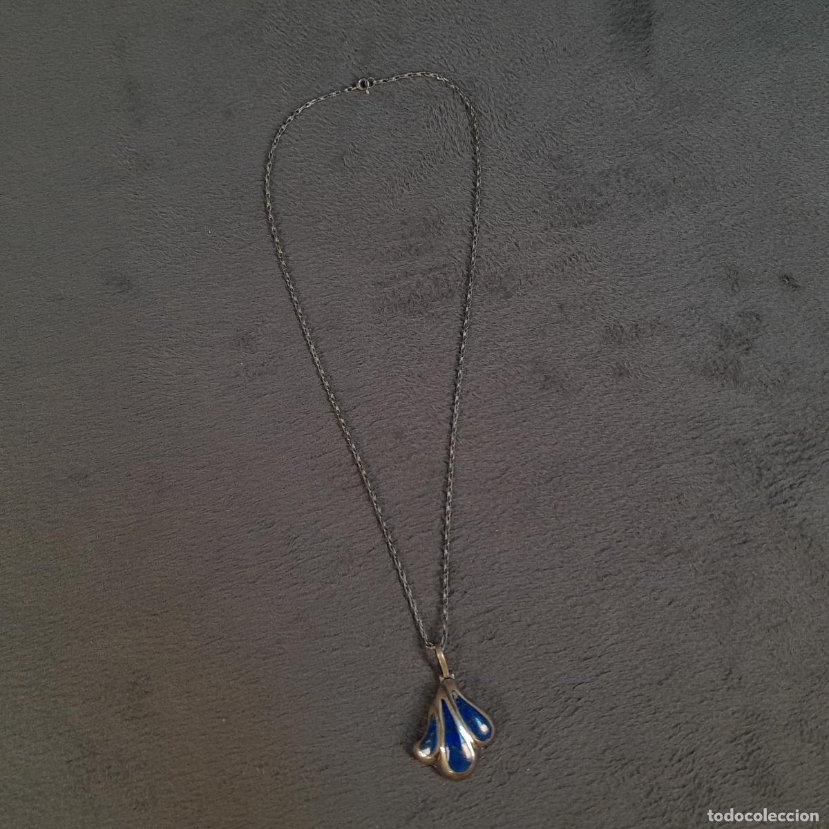 Joyeria: COLGANTE DE METAL CON INSERCIONES EN TONOS AZULES Y CADENA EN PLATA. FINALES DEL S. XX