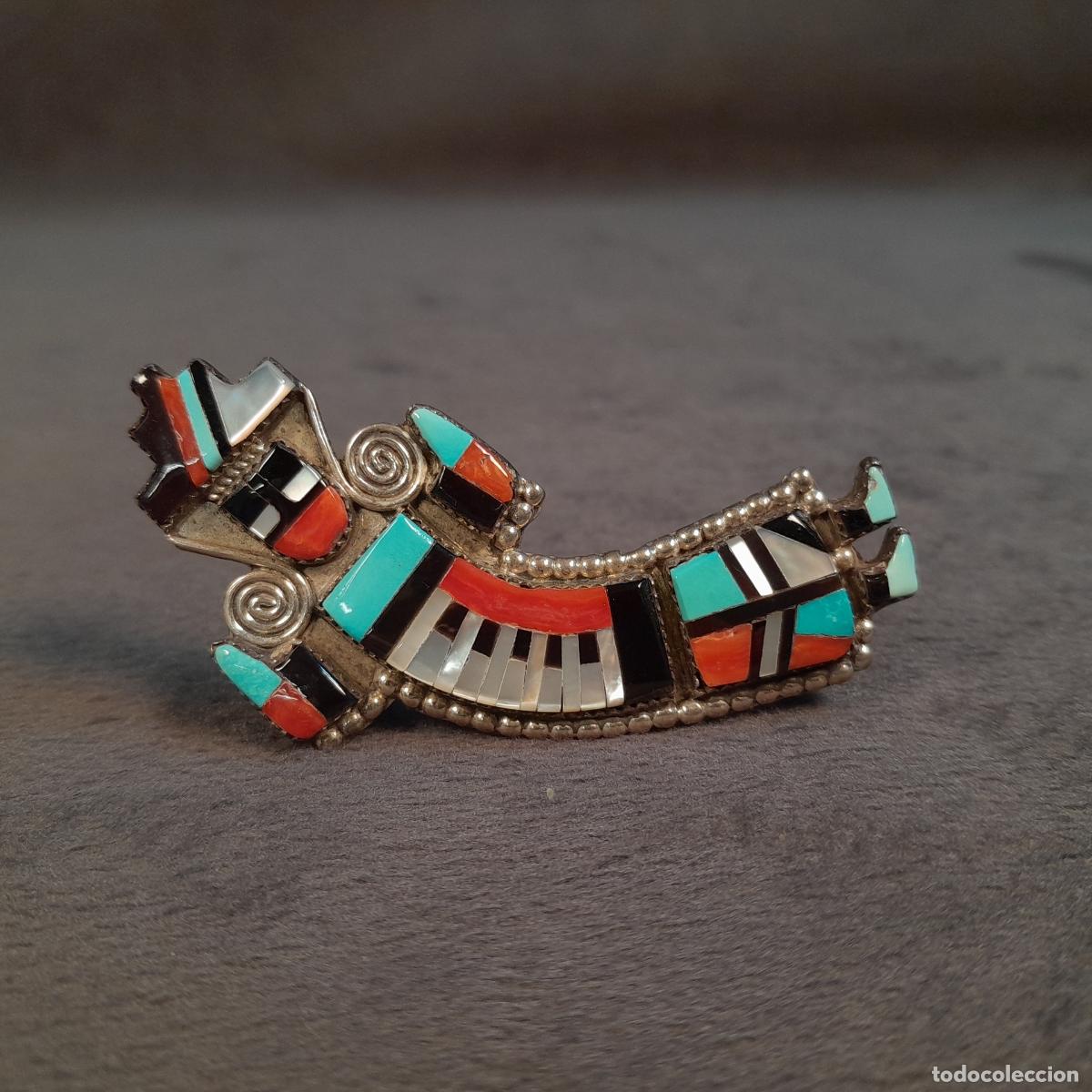 Joyeria: J-4621. BROCHE EN PLATA Y TARACEA DE PIEDRAS. KACHINA / RAINBOW MAN. SIGLO XX