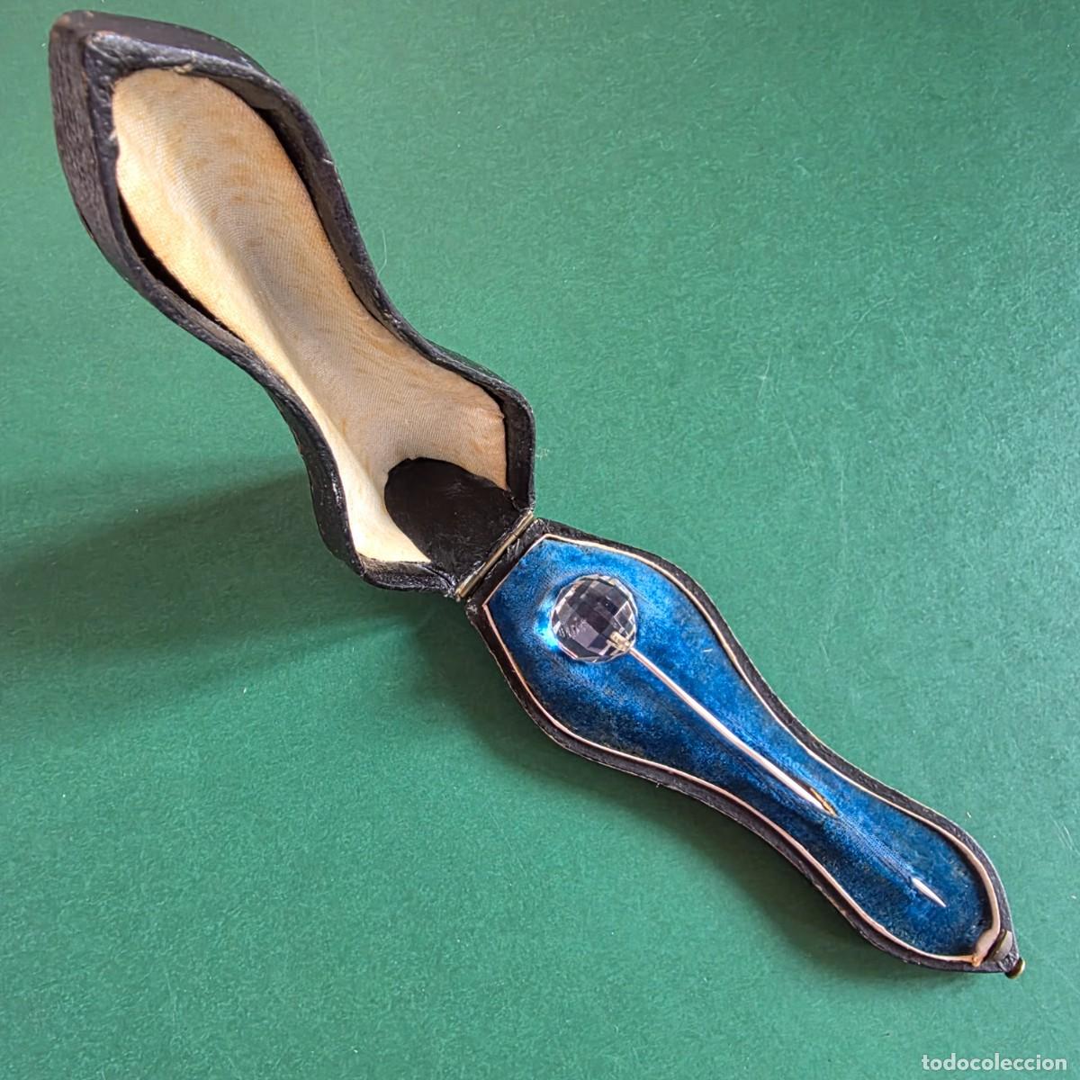Joyeria: Alfiler antiguo en su caja con cristal de roca facetado siglo XIX