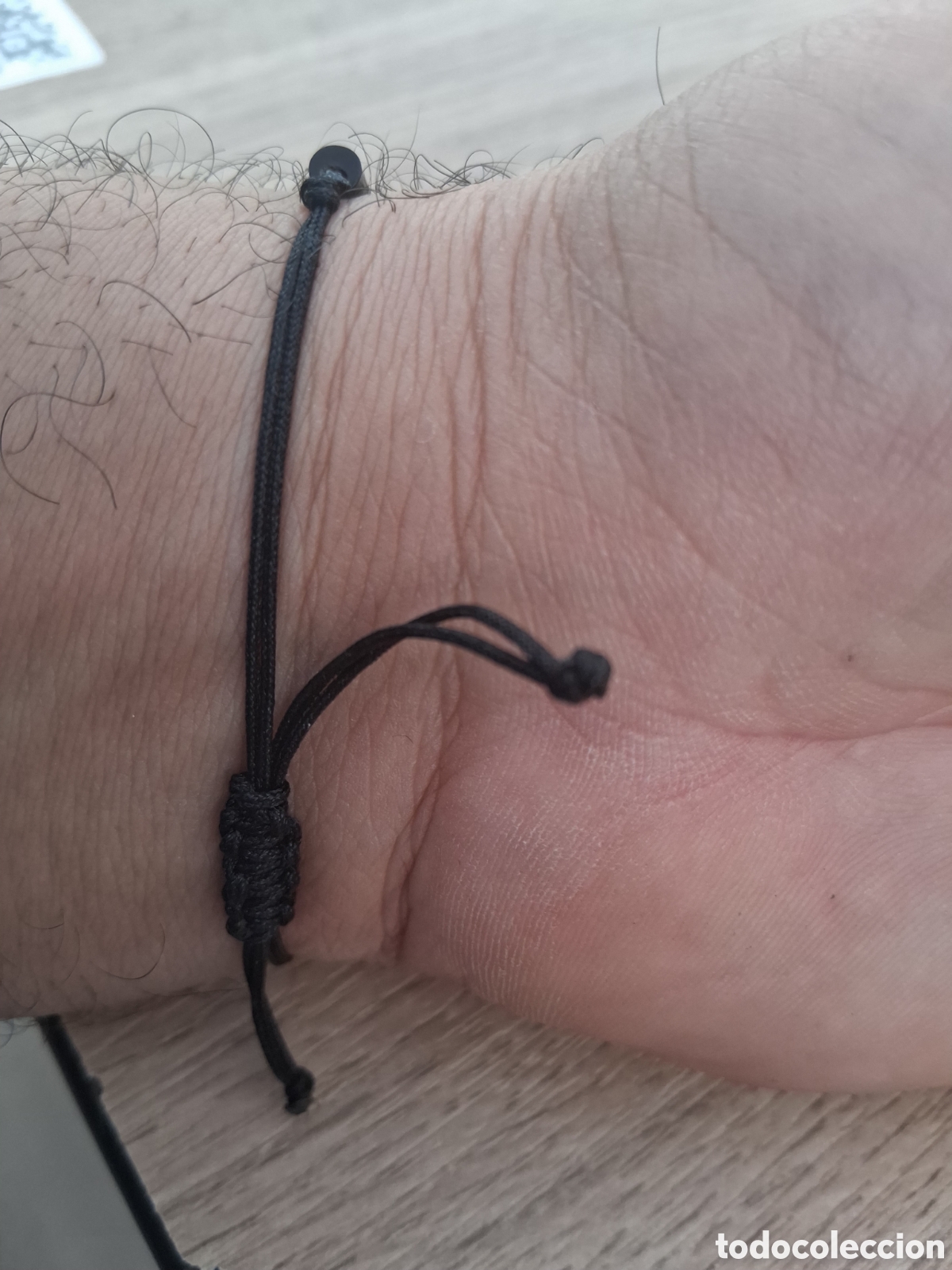Joyeria: PulseraPulsera fina y elegante de color negro, compuesta por un cord&oacute;n resistente con nudo corredero