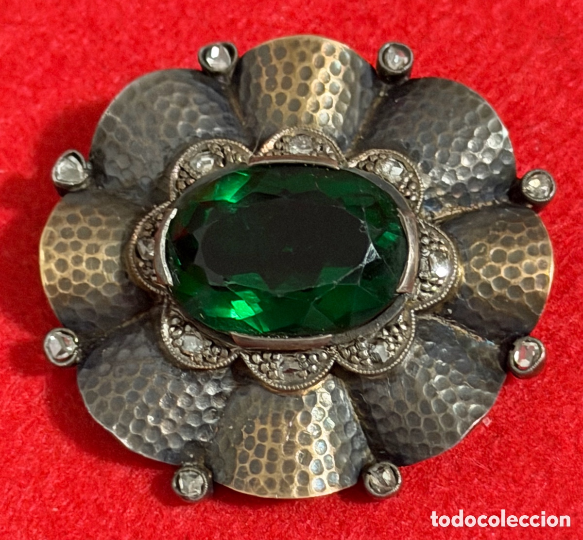 Joyeria: Hermoso, broche antiguo en plata de ley, oro, de 18 K y puntas de diamante.