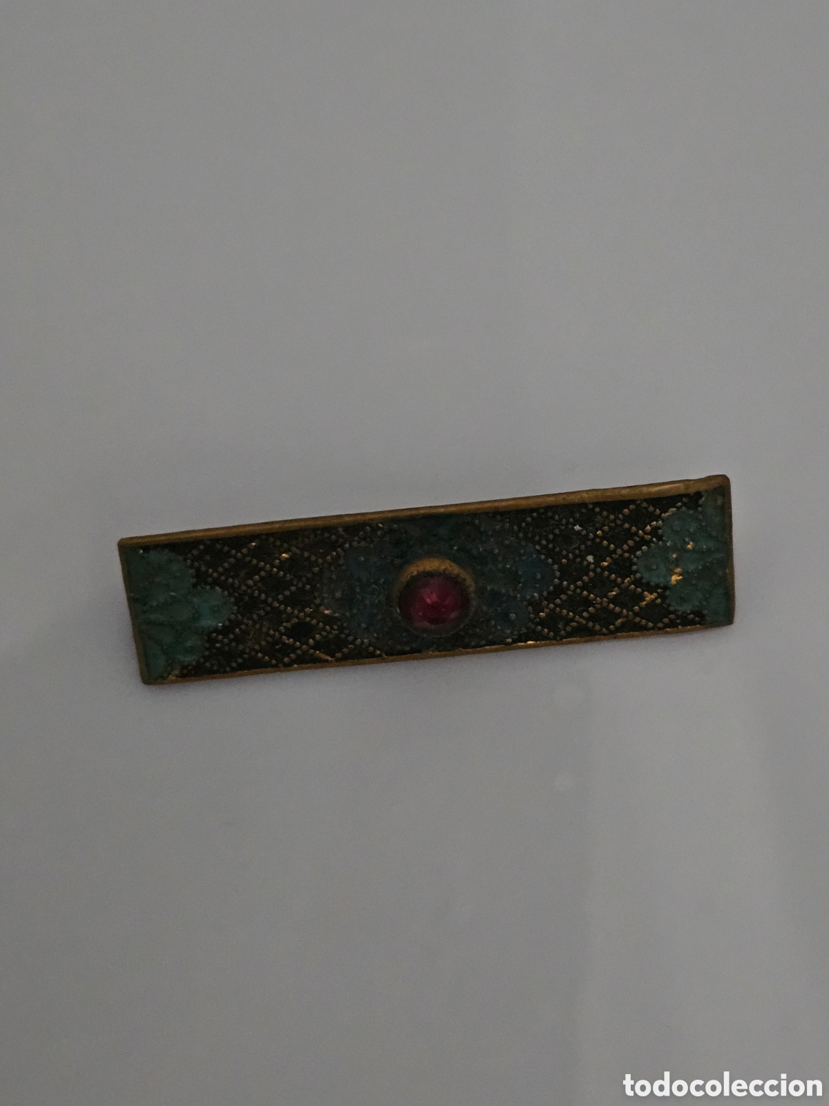 Joyeria: Antiguo pasador / broche rectangular en lat&oacute;n, esmalte y cabuj&oacute;n de cristal rojo - A&ntilde;os 20-40