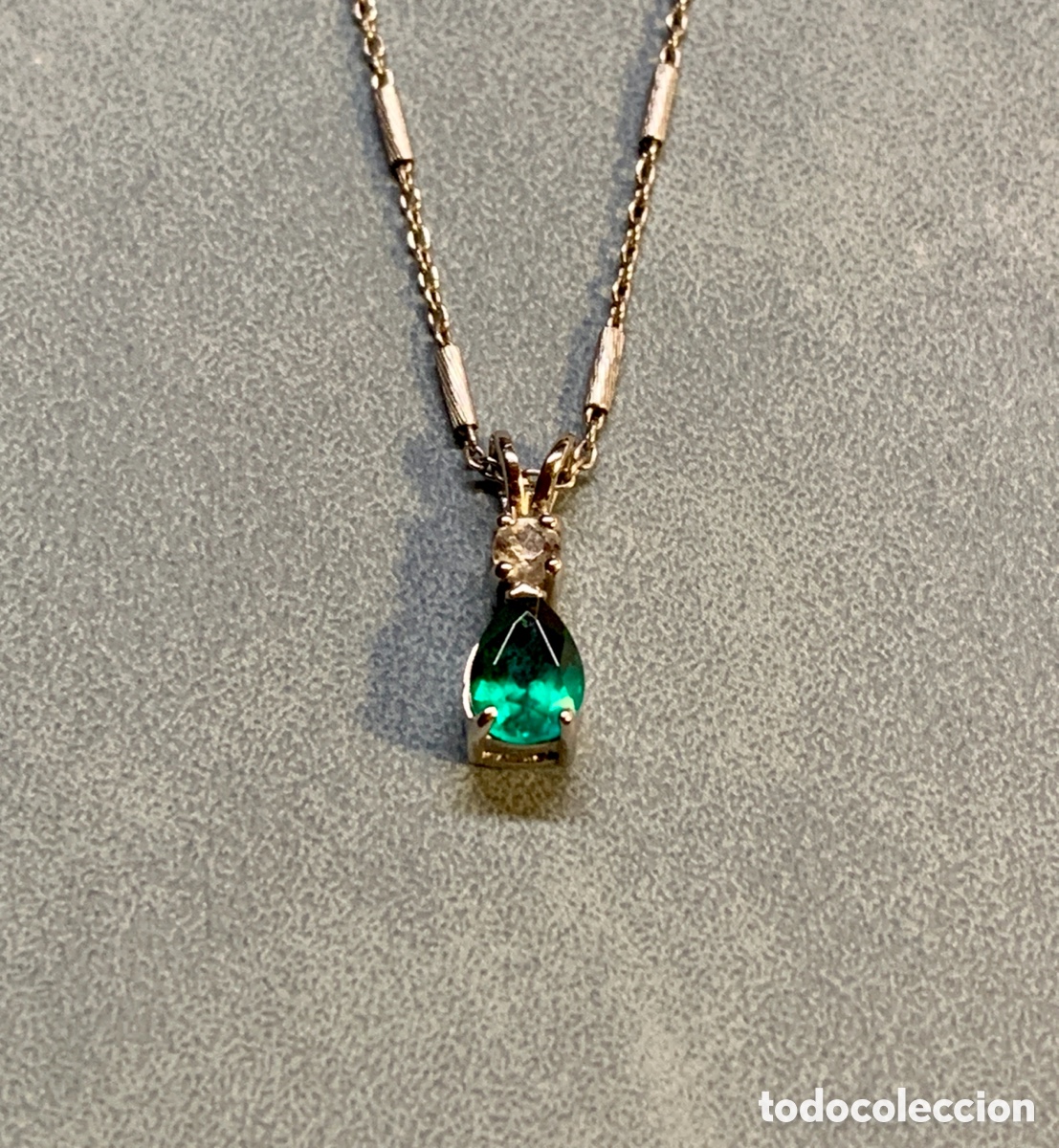 Joyeria: Colgante de esmeralda natural de plata de ley 925 contrastada en forma de pera.