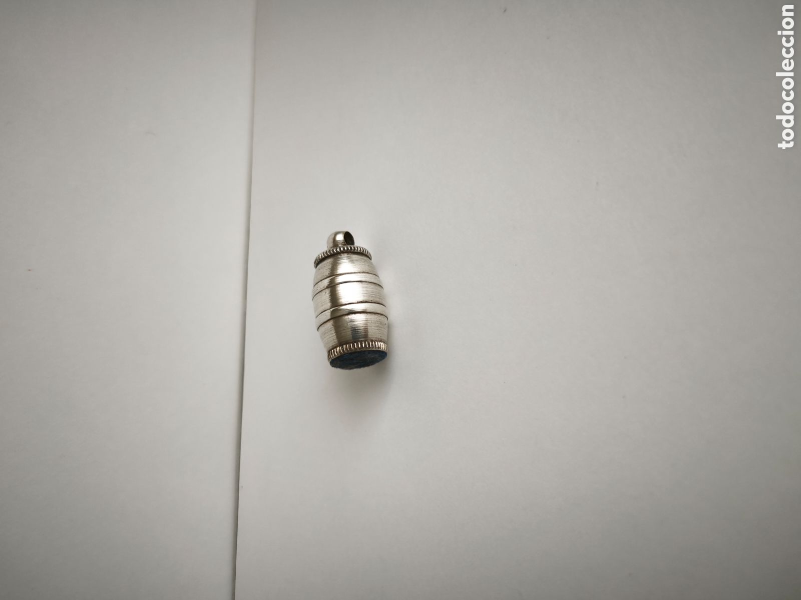 Joyeria: Colgante pastillero de plata. Forma de barril, 3 cms
