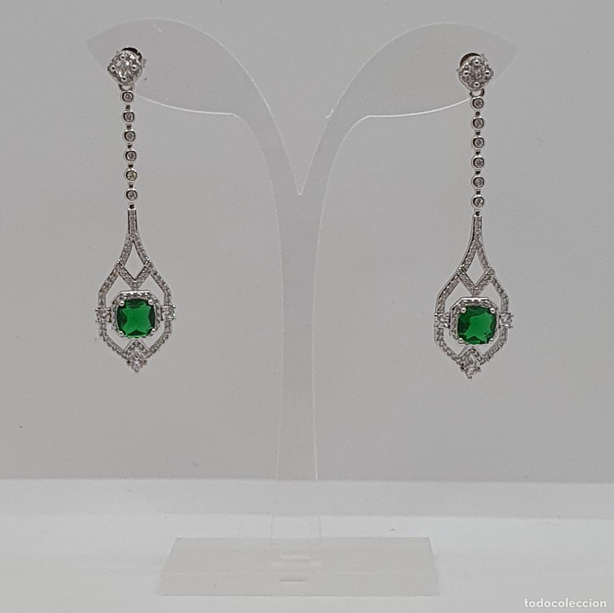 Joyeria: Exquisitos pendientes de corte art dec&oacute; chapados en oro blanco 18k, circonitas y esmeraldas creadas.