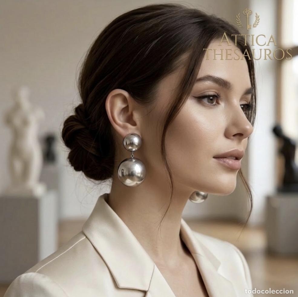 Joyeria: Grandes pendientes vintage de dise&ntilde;o minimalista con dos semiesferas de distintos tama&ntilde;os.