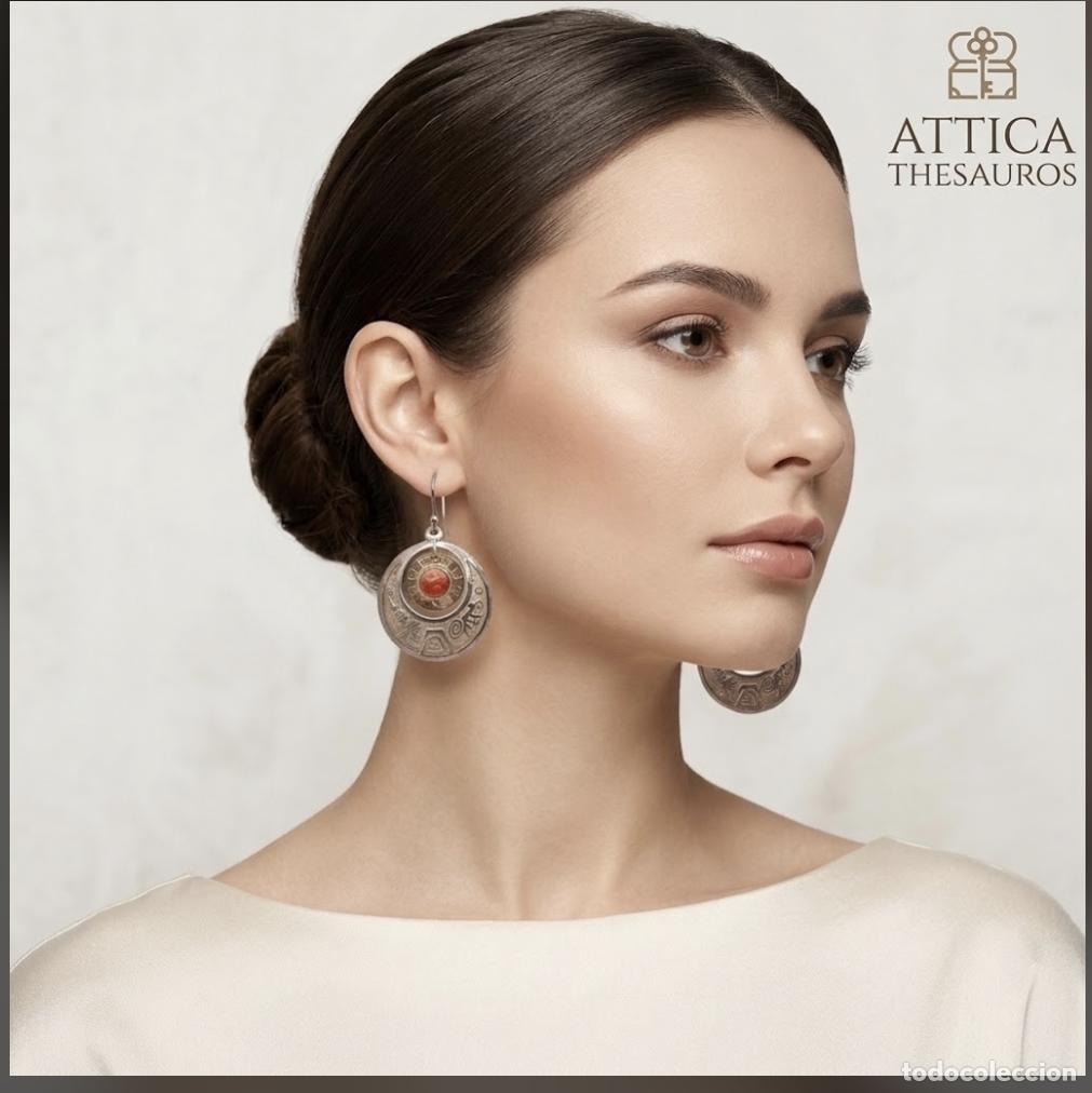 Joyeria: Pendientes antiguos en plata 950 con grabados aztecas en relieve y cabujones de ostra espinosa.