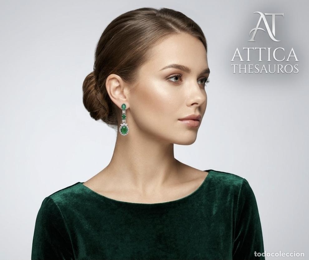 Joyeria: Elegantes pendientes de lujo chapados en oro blanco, circonitas y esmeraldas creadas talla cabuj&oacute;n.