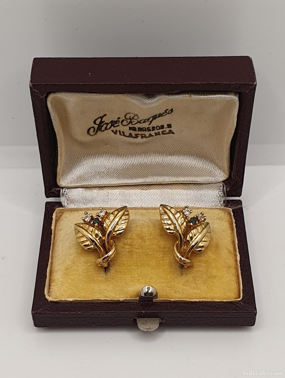 Joyeria: Bellos pendientes antiguos en plata de ley chapados en oro dise&ntilde;o hojas cruzadas con zafiros.