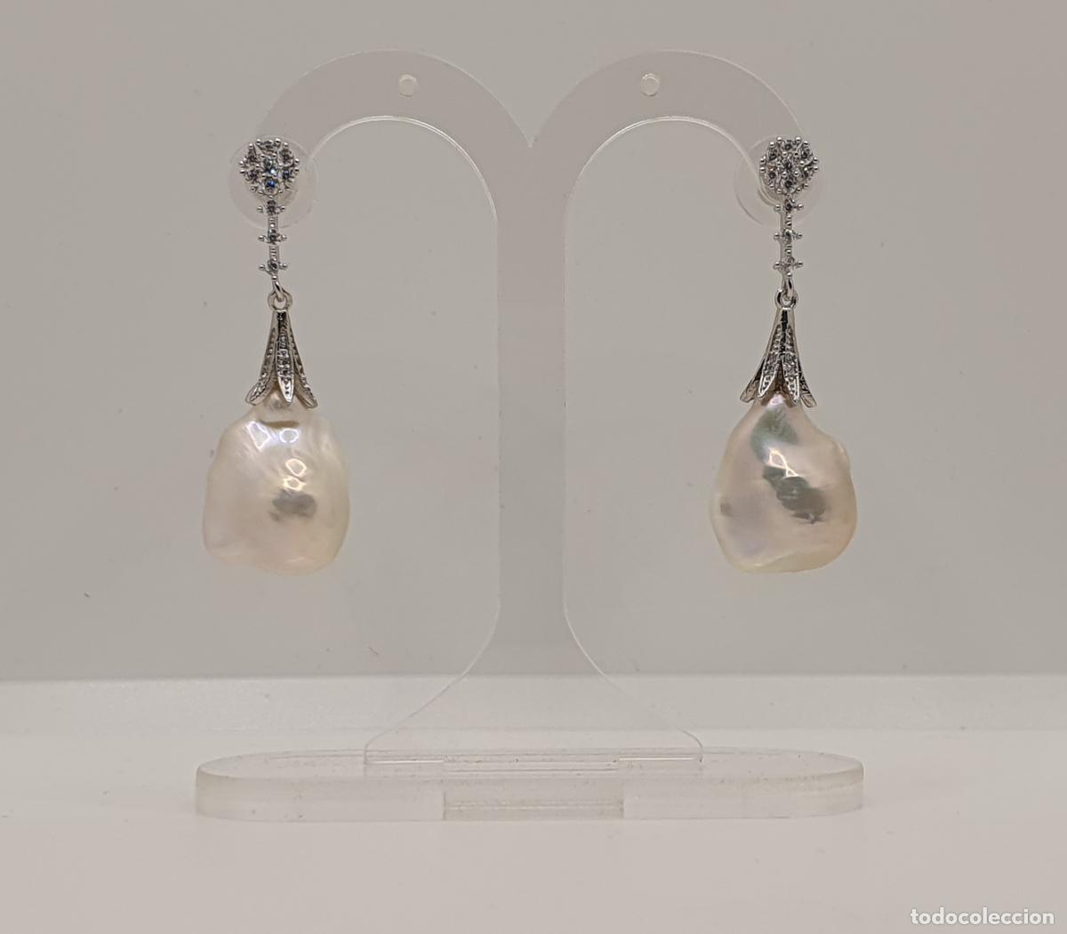 Joyeria: Exclusivos pendientes de alta gama chapados en oro blanco, circonitas y grandes perlas barrocas.