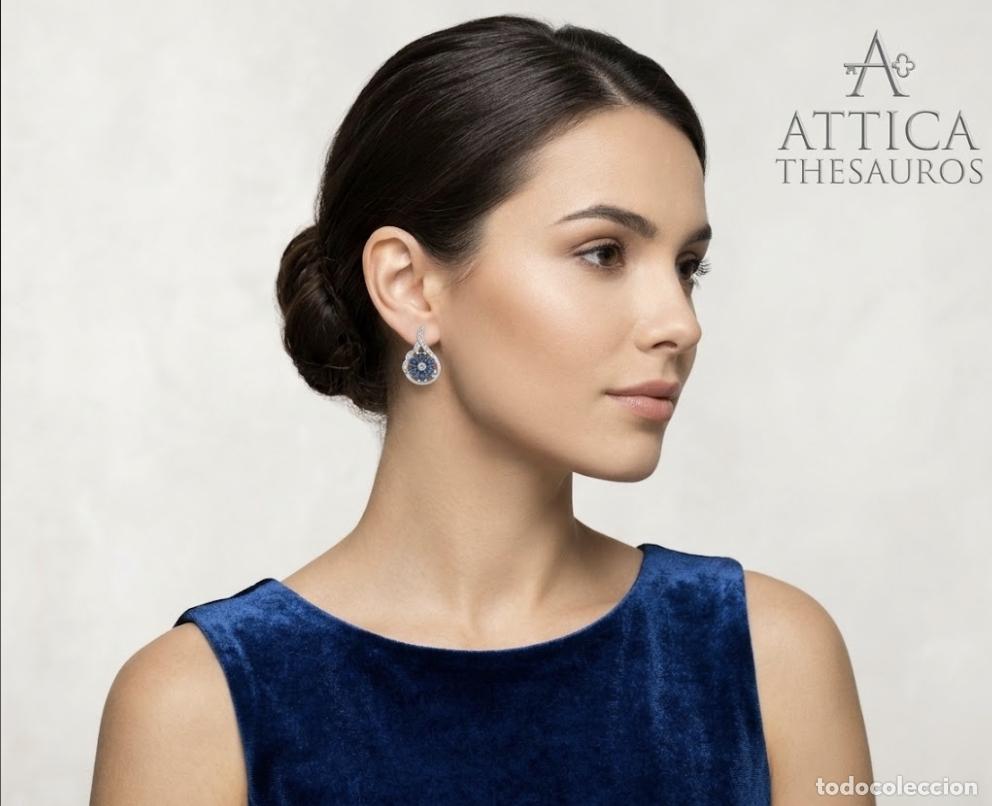Joyeria: Estilosos pendientes chapados en oro blanco, circonitas y zafiros creados, con cierre omega.