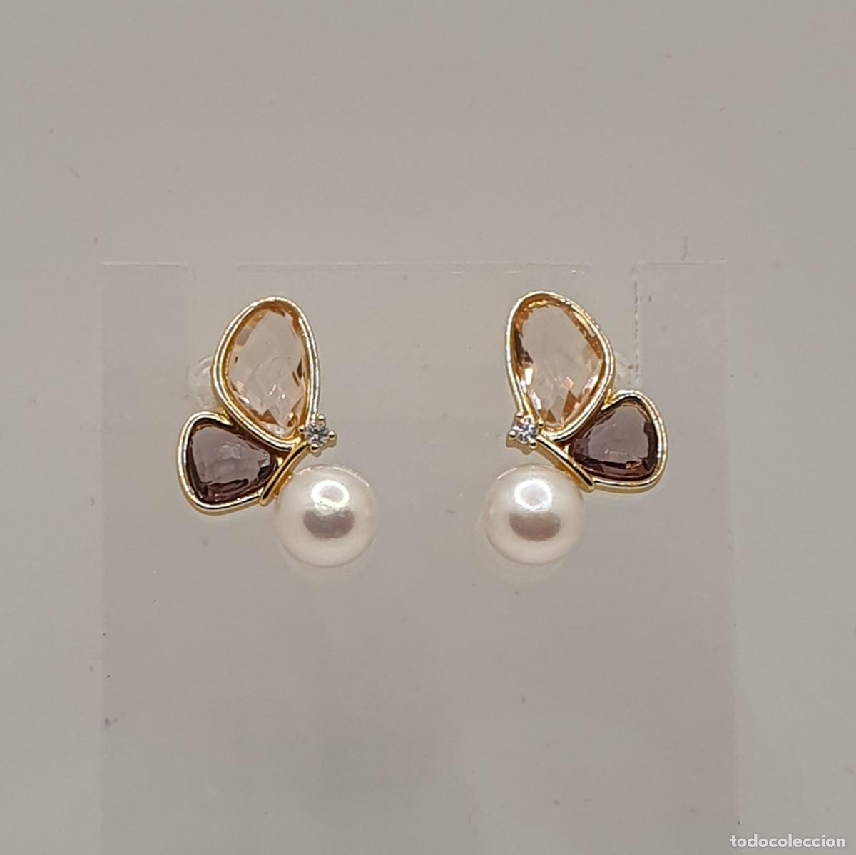 Joyeria: Preciosos pendientes de mariposa en plata 925 con ba&ntilde;o de oro, perlas naturales y piedras creadas.