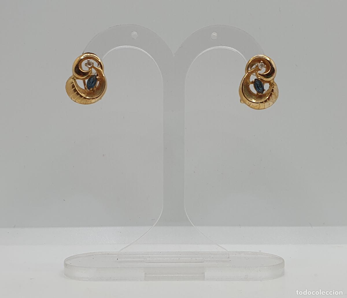 Joyeria: Elegantes pendientes dise&ntilde;o volutas entrelazadas en plata 925 chapados en oro, zafiros y circonitas.