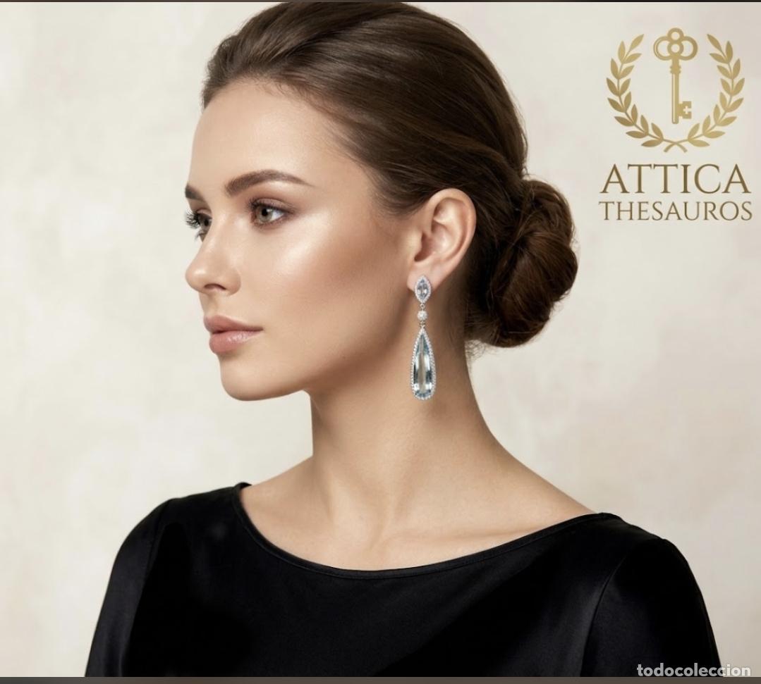 Joyeria: Estilosos pendientes largos con acabados en oro blanco, circonitas y aguamarinas creadas talla pera.