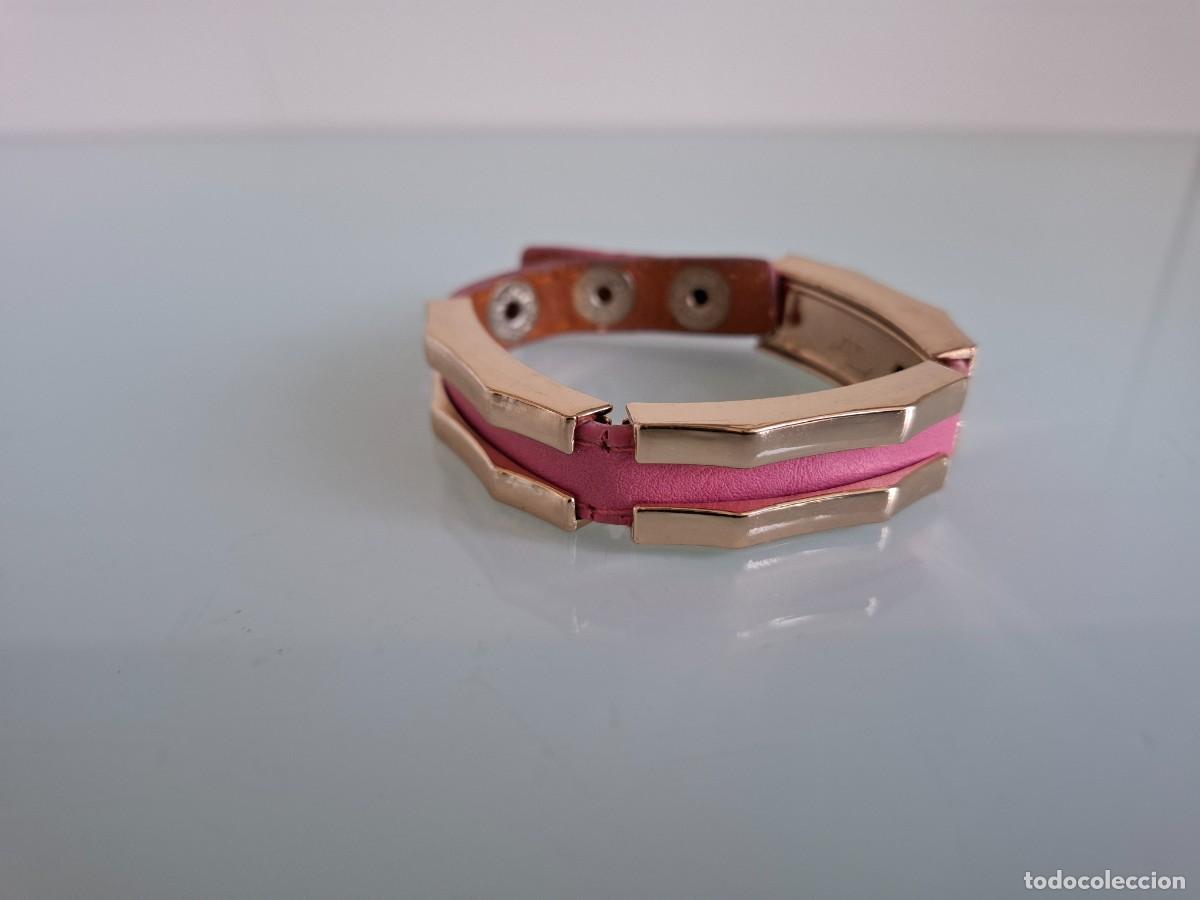 Joyeria: PULSERA DE METAL DORADO - CON CUERO DE COLOR ROSA CHICLE - AJUSTABLE 3 MEDIDAS