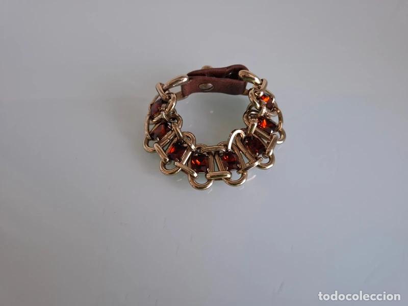 Joyeria: PULSERA DE METAL DORADO CON FORMA DE CADENA - CON PIEDRAS DE COLOR MARR&Oacute;N - AJUSTABLE