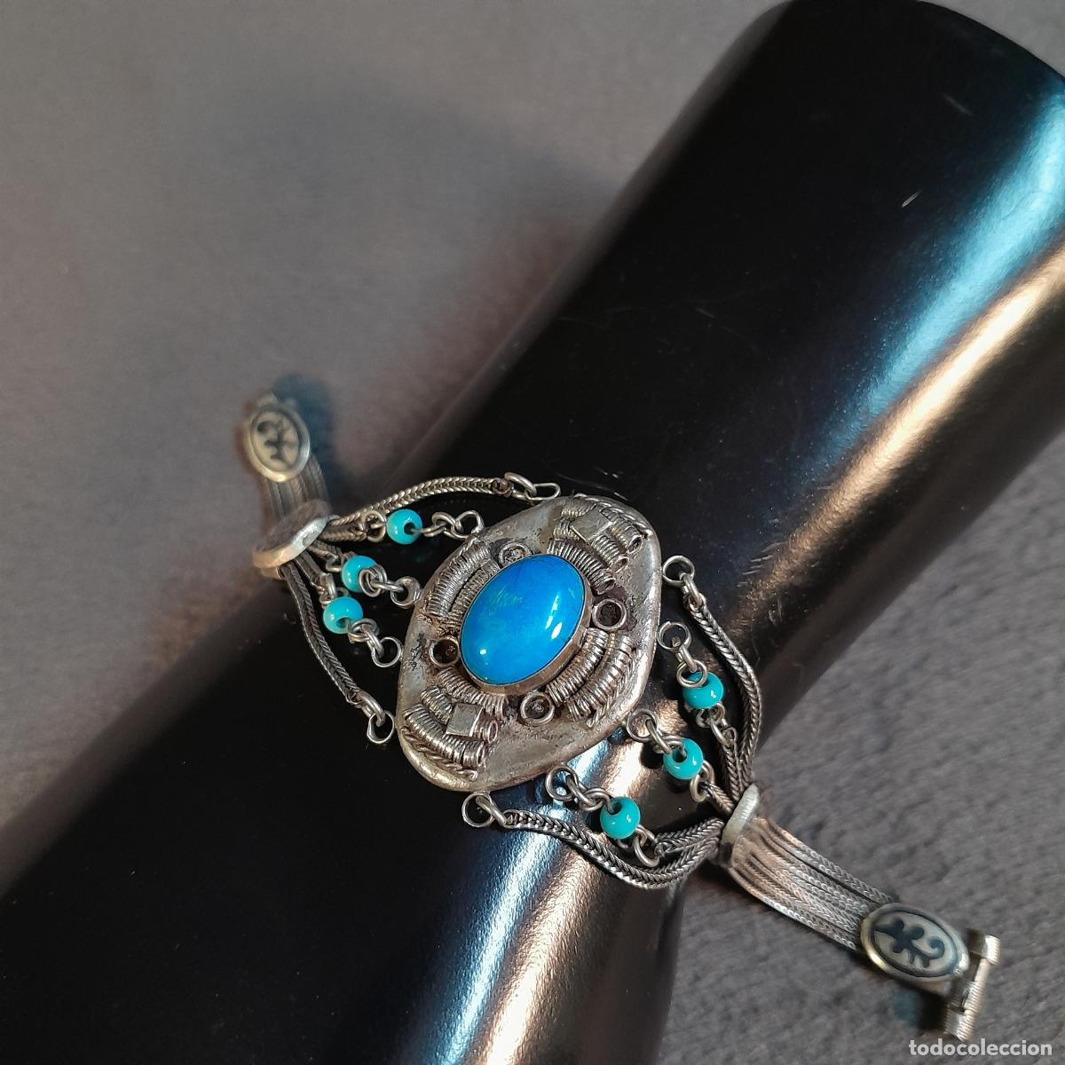 Joyeria: J-4630. PULSERA &Eacute;TNICA EN METAL CON TRABAJO DE GRABADO Y CUENTAS AZULES. 1950