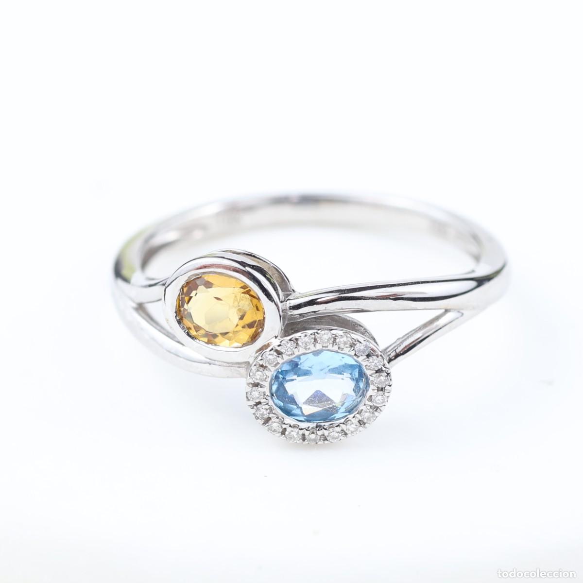 Joyeria: Anillo de espinela azul y cuarzo sint&eacute;ticos con diamantes en oro blanco de 18K