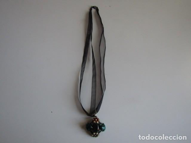 Joyeria: PRECIOSO COLGANTE VINTAGE DE PLATA PAVONADA Y ORGANZA - MEDALL&Oacute;N DE RANAS Y FLORES ESMALTADAS