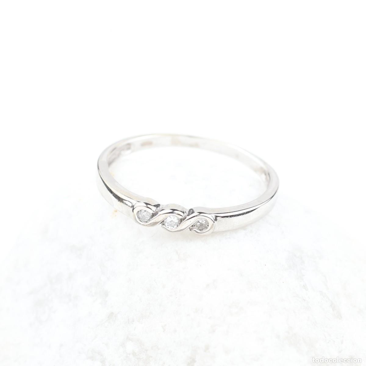 Joyeria: Anillo de tres diamantes en oro blanco de 18K &ndash; 0,06 ct