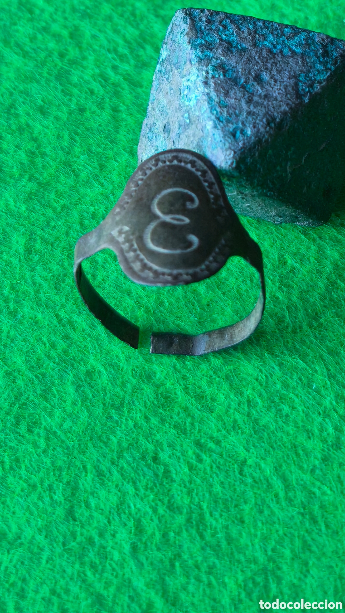 Joyeria: Anillo antiguo con letra E grabada - Foto 3