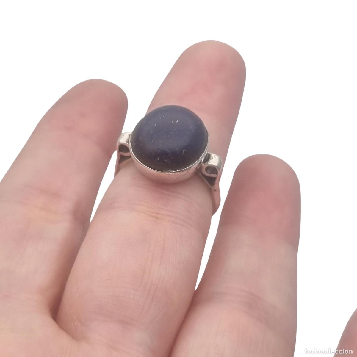 Joyeria: Anillo Vintage Cl&aacute;sico de Plata con Lapisl&aacute;zuli Oval y Laterales de Volutas, A&ntilde;os 80&ndash;90