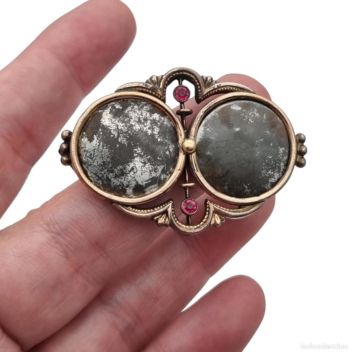 Joyeria: Broche Antiguo Victoriano Portafotos doble dorado, Guardapelo con Piedras Rojas, ca. 1870&ndash;1890