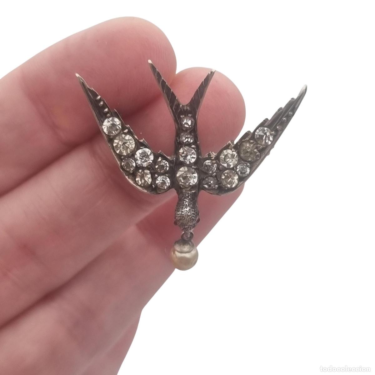 Joyeria: Broche Antiguo Sentimental Victoriano Golondrina de Plata con Pasta V&iacute;trea y Perla, circa 1900
